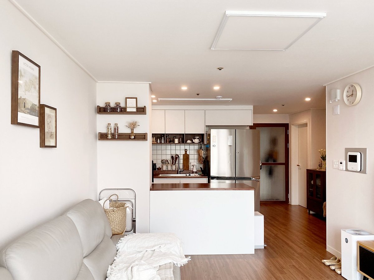 우드톤 컬러로 담백한 멋을 더한 24평 아파트 리모델링 : 네이버 포스트