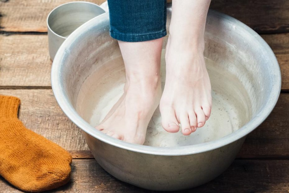 How To Make A Vinegar Foot Soak: Tips, Benefits, And Risks
